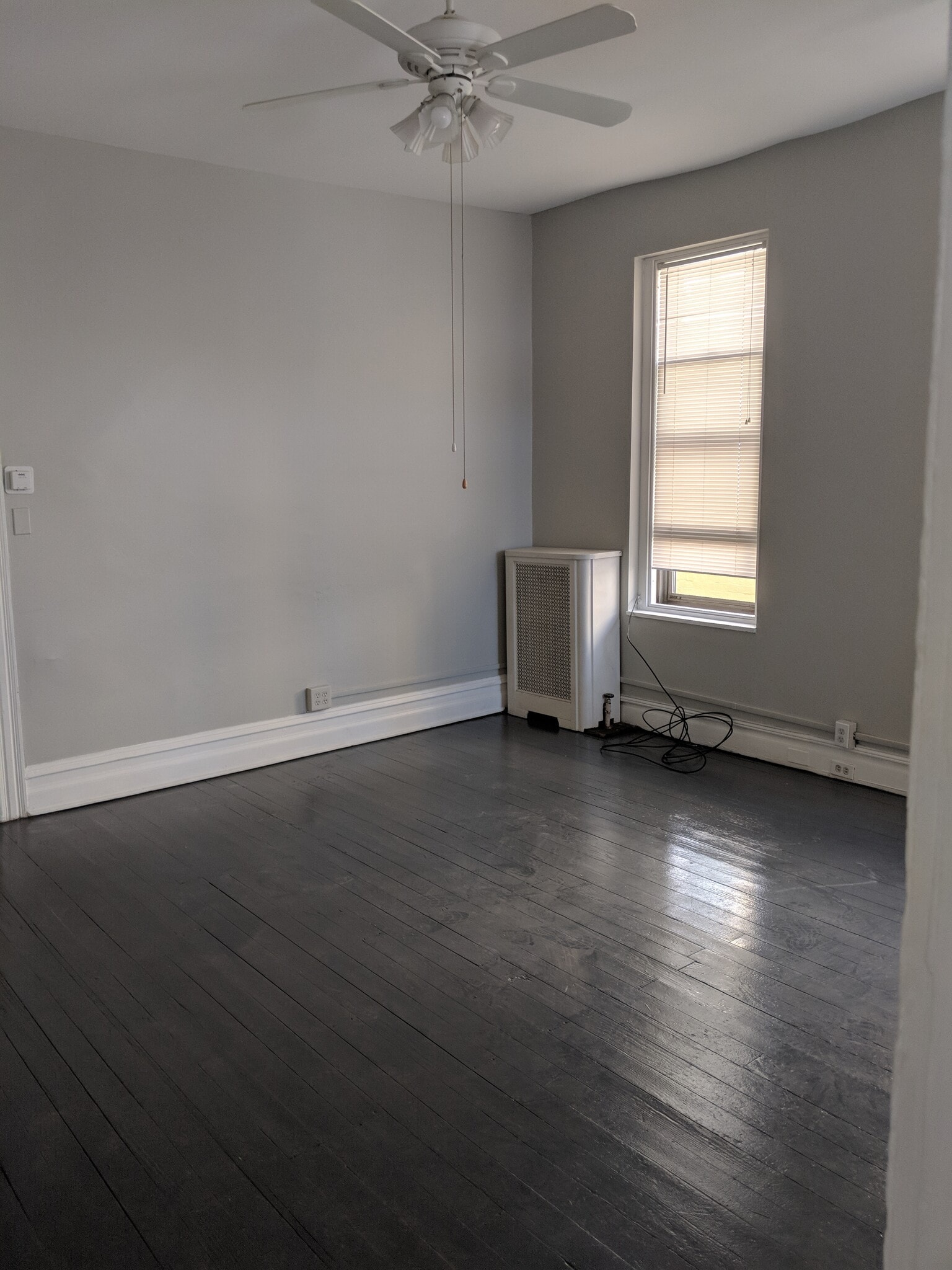 15x15 Livingroom...BIG and square, not a narrow rectangular. - 935 N 5th St