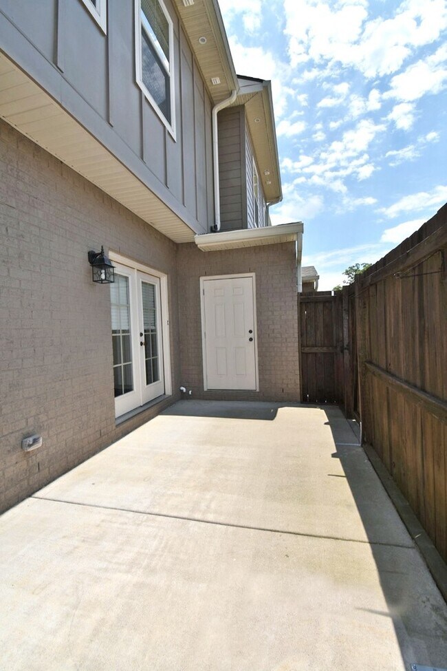 Building Photo - Gorgeous 3BR luxury Murfreesboro townhome ...