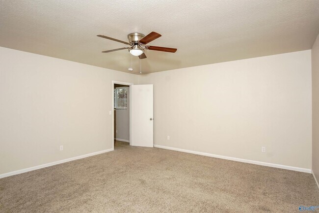 Building Photo - 202 Valleyside Dr NE