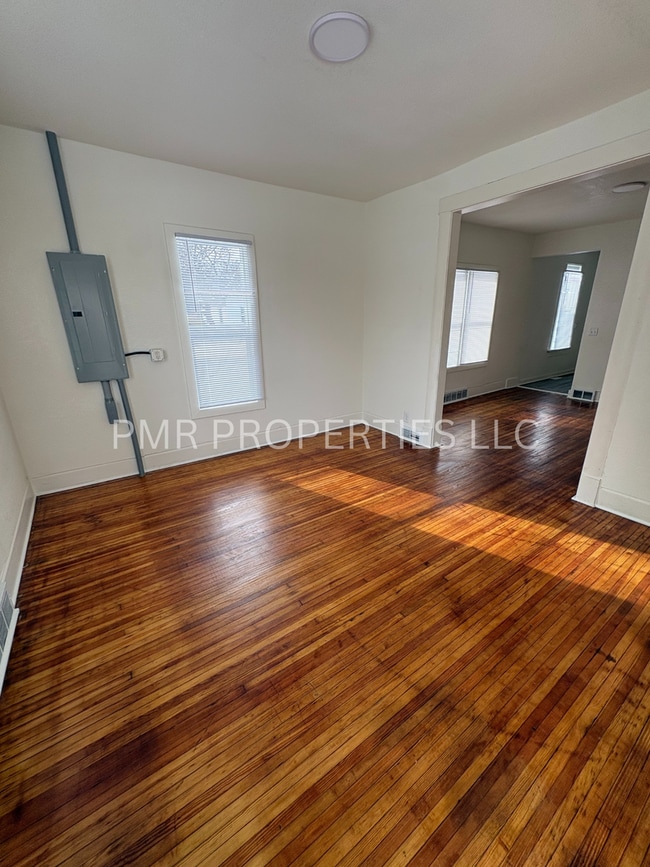 Building Photo - 2 Bedroom / 1 Bathroom Single-Family Home