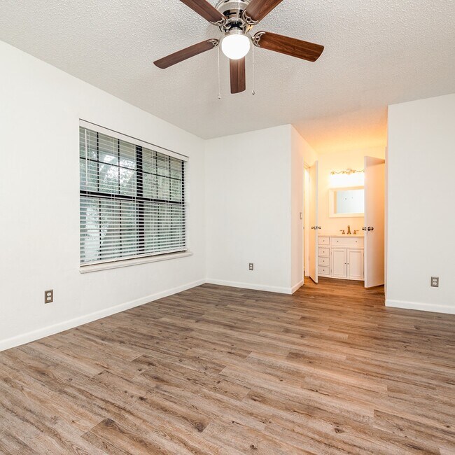 Building Photo - 9 Oakwood Park