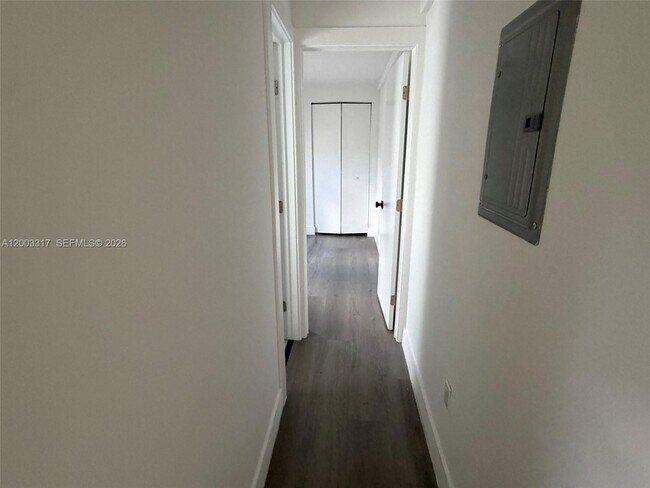 Building Photo - 638 SW 21st Ave