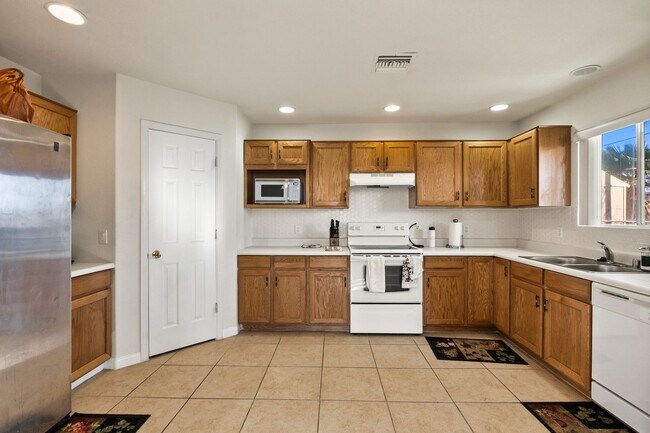 Building Photo - 3BR Home w/Fenced yard and Garage-1 Block to Colorado River