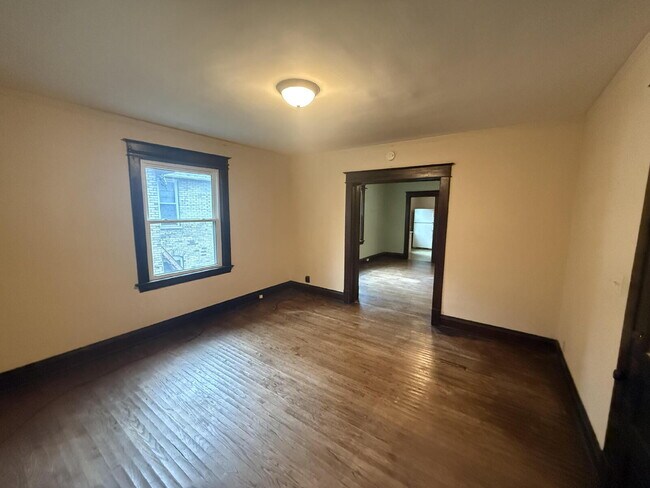 Building Photo - West Side 2BR Upper with Amazing Front Porch