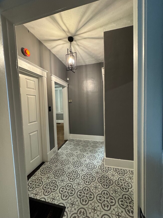 Building Photo - 688 Tate Ave