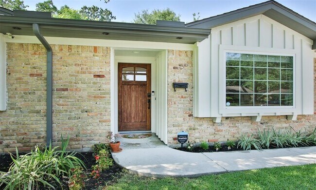 Building Photo - 5923 Dawnridge Dr