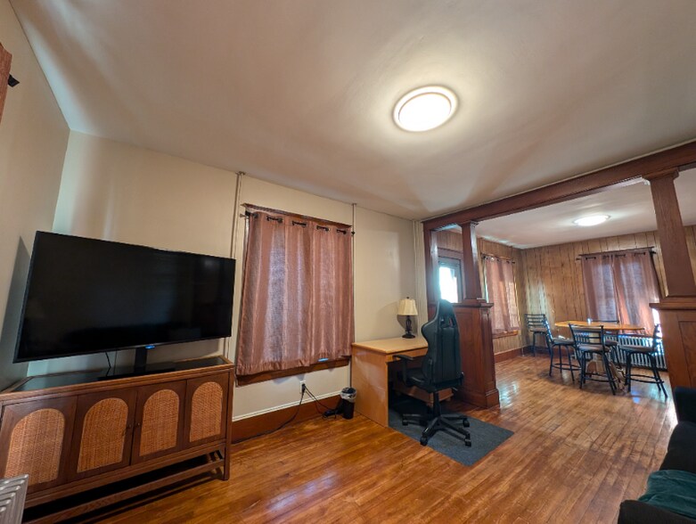 Building Photo - 492 Burgess St