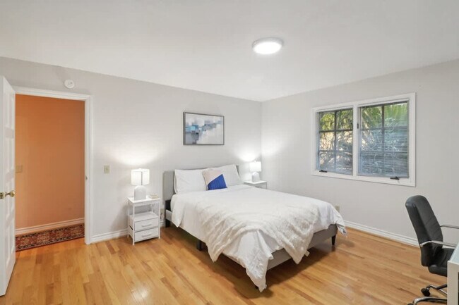 Building Photo - 2908 Lakemont Dr