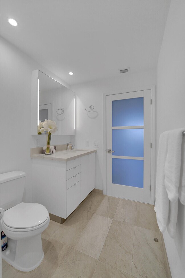 Building Photo - 4114 W Palm Aire Dr