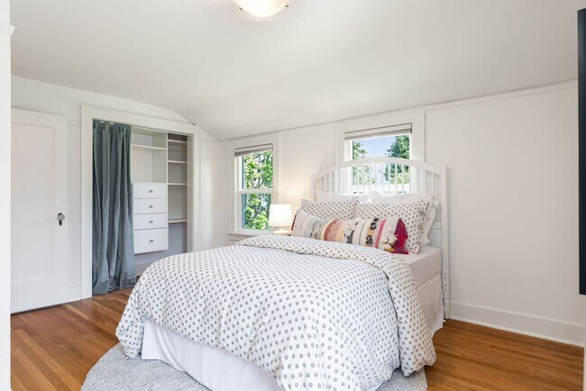 Building Photo - Remodeled Sunset Hill Home in Prime Ballar...
