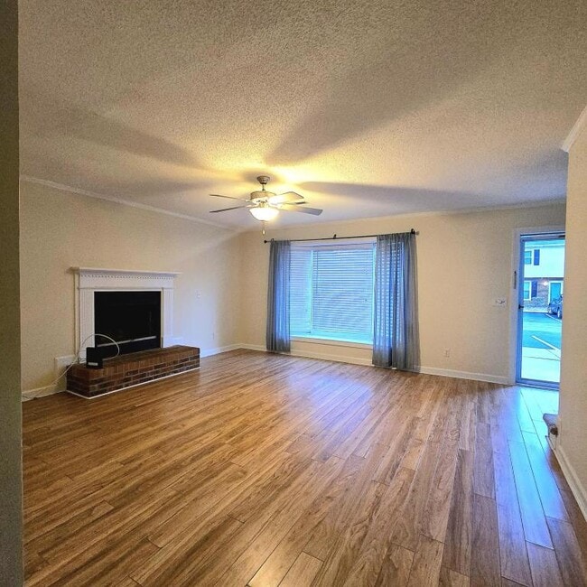 Building Photo - 2700 Thackery Rd