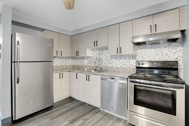 Building Photo - 1 Bedroom, 1 bath, 3rd floor Apartment