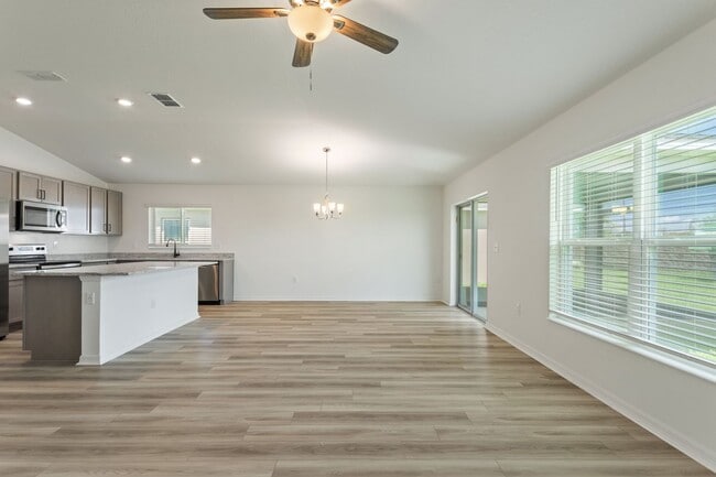 Building Photo - Beautiful Newer Build! Pet-Friendly 4-Bedr...