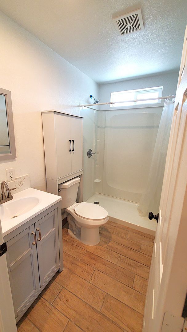 Building Photo - Just remodeled 2 bedrooms and 2 full bathrooms apartment.
