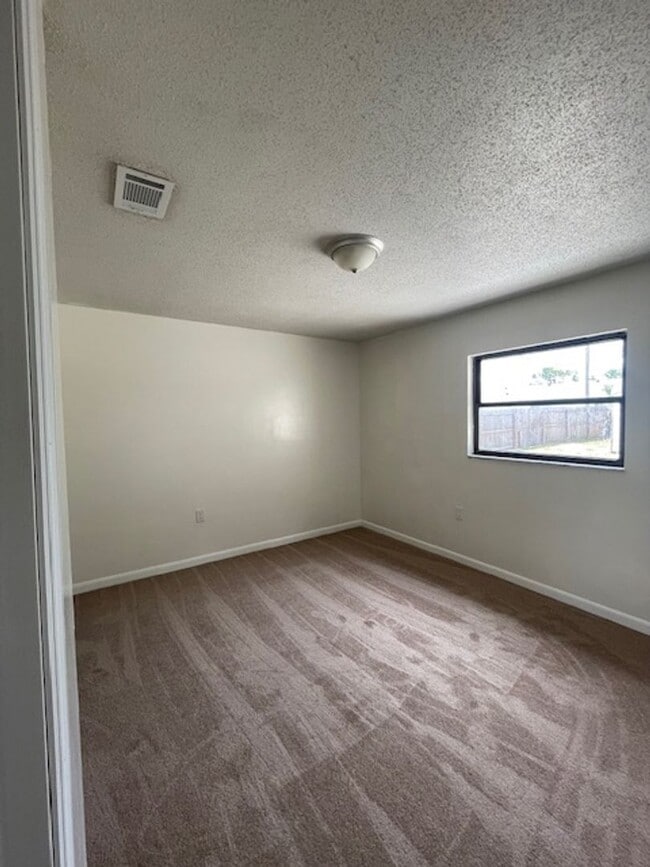 Building Photo - 4 Bed 1 Bath Home | Pet Friendly | Washer Dryer Hook Ups | Section 8 Welcome