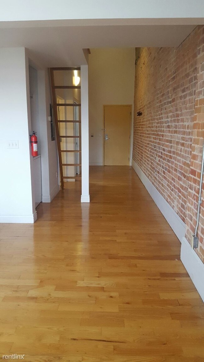 Building Photo - 1 br, 1 bath  - 206 W Michigan Ave
