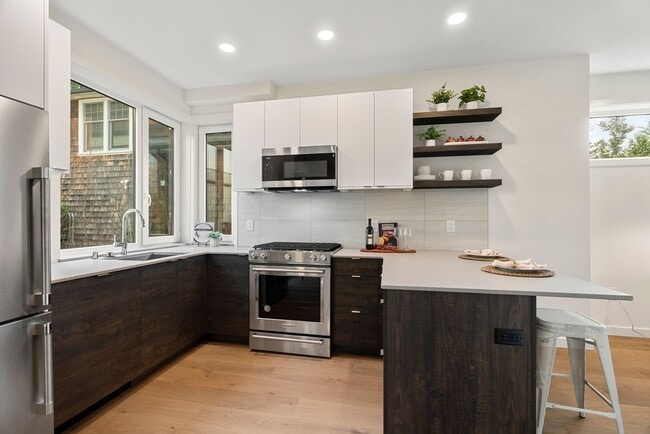 Building Photo - Beautiful Eastlake Condo