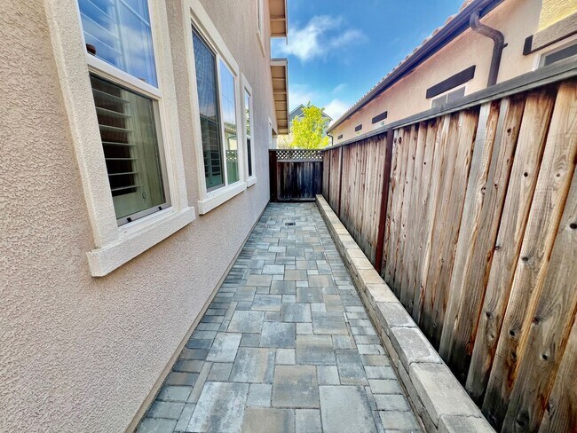 Building Photo - Application Pending! Lovely 4 bedroom 2.5 ...