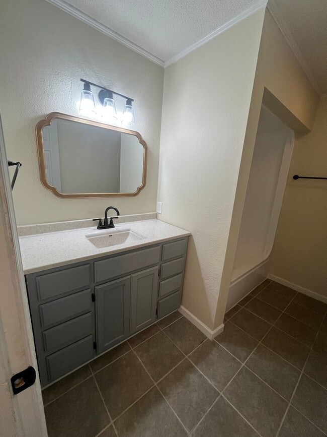 Building Photo - New Listing!