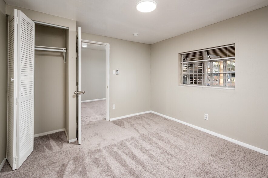 Den/LR - 1416 W Clarendon Ave