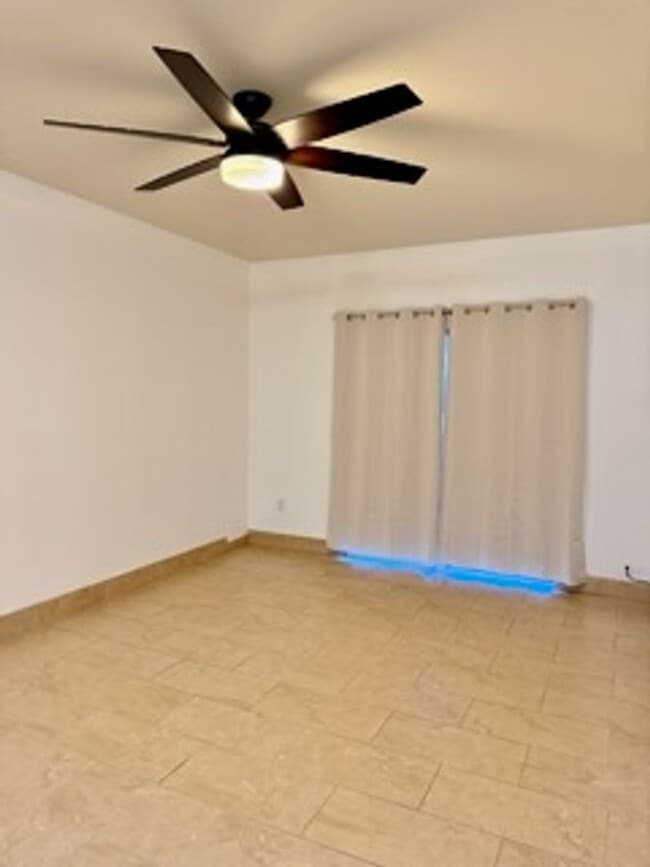 Building Photo - Super cute 3/2 Townhouse Near Durango & 95