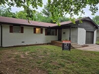 Building Photo - How amazing is this 3 BR 1 BTH home? You'l...