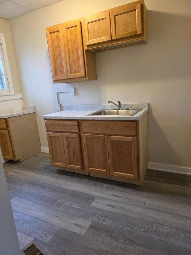 Building Photo - 933 S Plymouth Ave