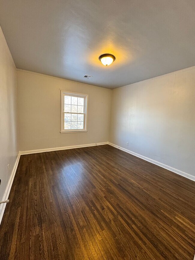 Building Photo - 2 Bedroom 1 Bath walking Distance to TU