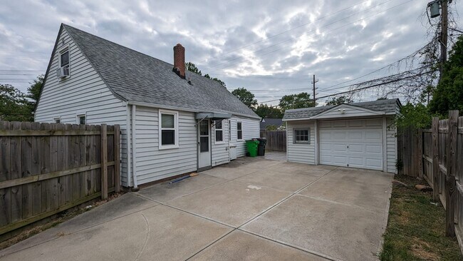 Building Photo - 465 Babbitt Rd