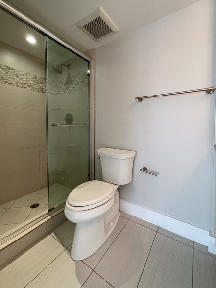 Building Photo - 64 Isle Of Venice Dr