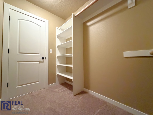 Building Photo - MOVE-IN SPECIAL - Spacious 2BR Townhome with Garage Parking in Prime Beaverton Location!