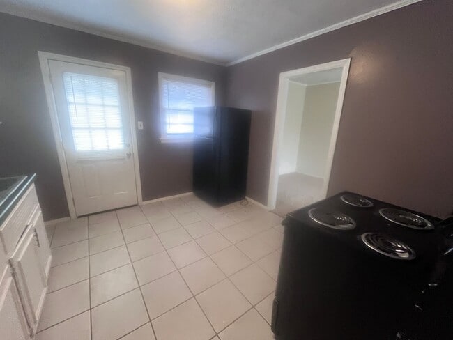 Building Photo - Great Location