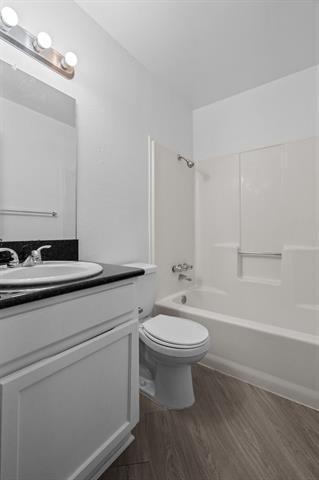 Building Photo - 320 E 4th St