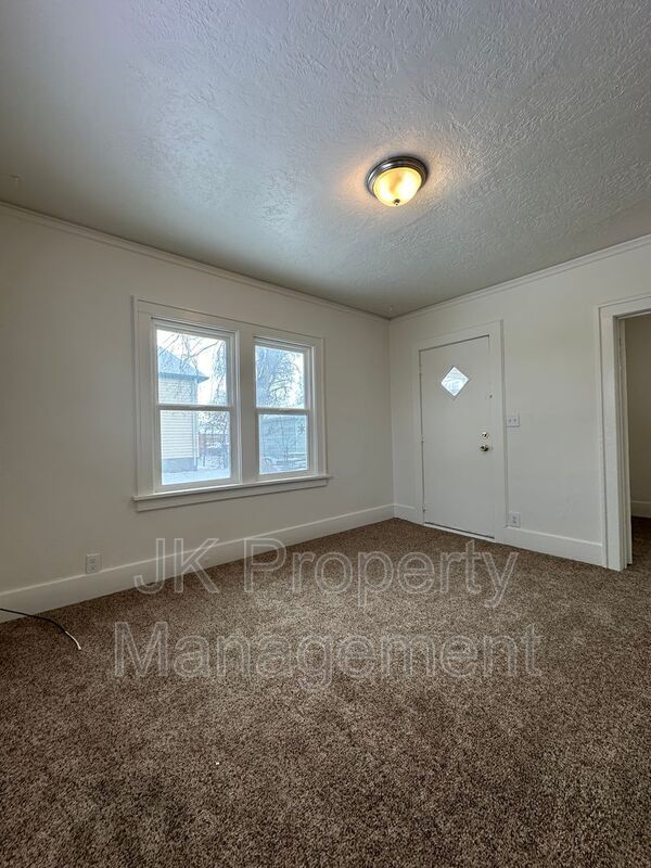 Building Photo - 615 8th Ave S