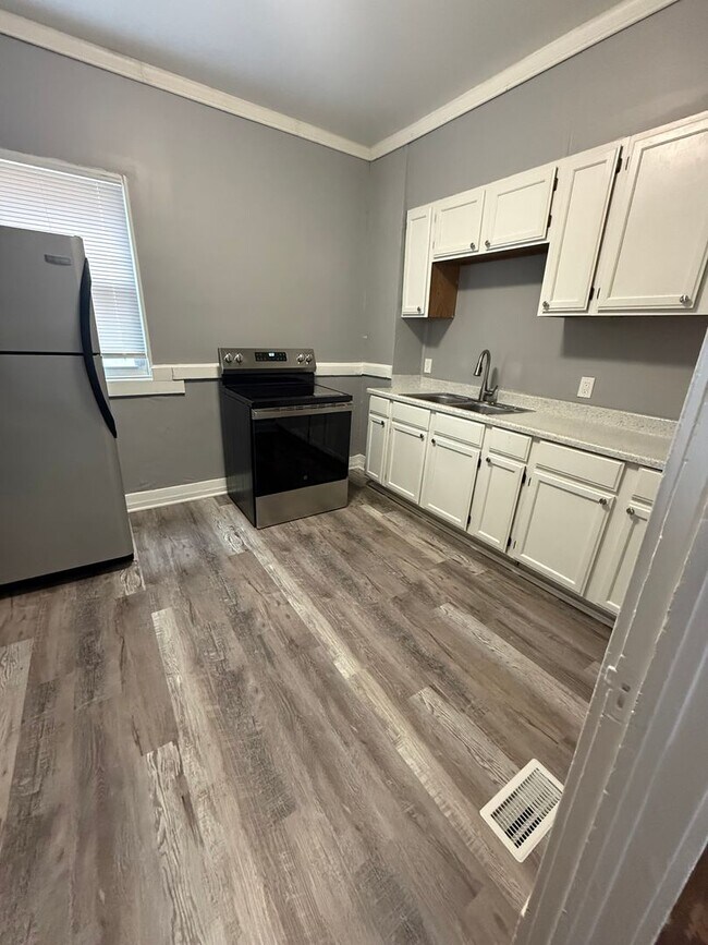 Building Photo - Knaack - 3720