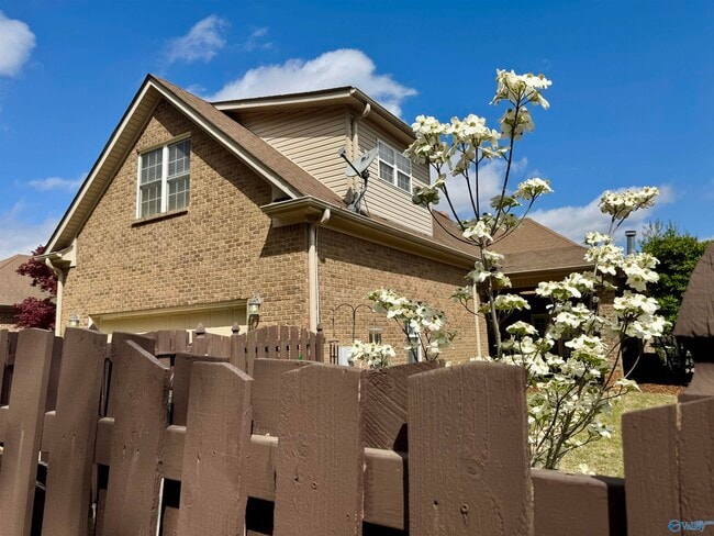 Building Photo - 1024 Split Rock Cove