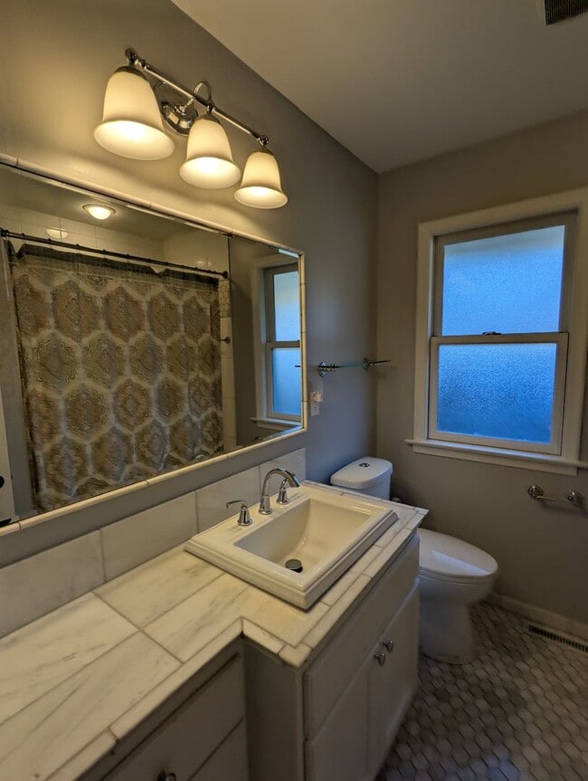 Building Photo - Charming & Spacious Home in the Heart of R...