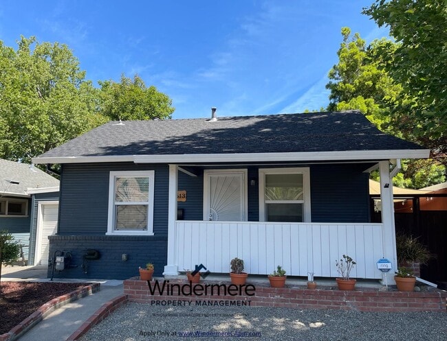 Building Photo - Charming Land Park Bungalow 1x1 with Bonus...