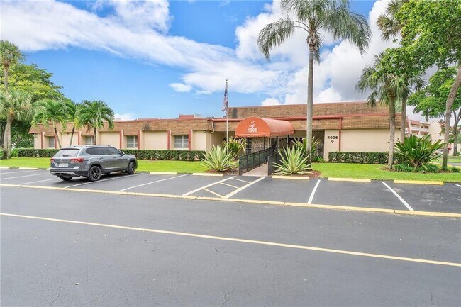 Building Photo - 1010 Country Club Dr