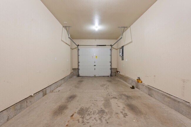 Building Photo - Beautiful 4bed/2.5bath - 1/2 OFF First months rent!