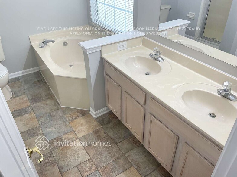 Building Photo - 1736 Northglen Cir