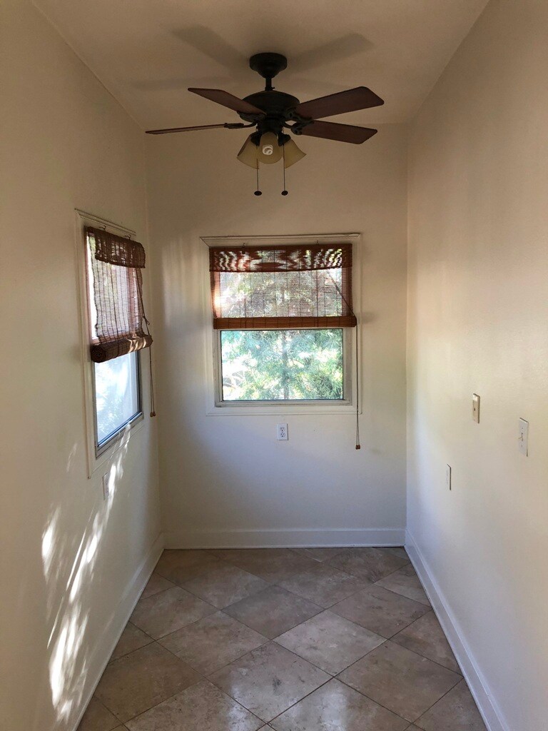 Dining area in kitchen - 2256 Glendale Blvd