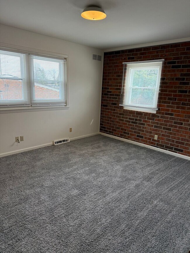 Building Photo - 2 Bedroom End Unit with New Flooring, Appliances & Fresh Paint!