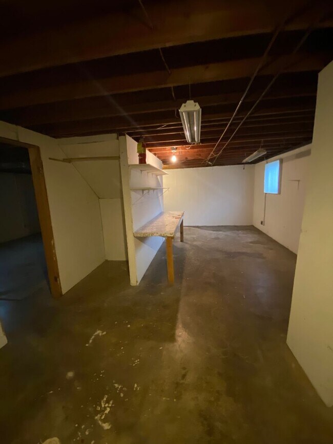 Building Photo - 4 - bedroom home close to Stateline