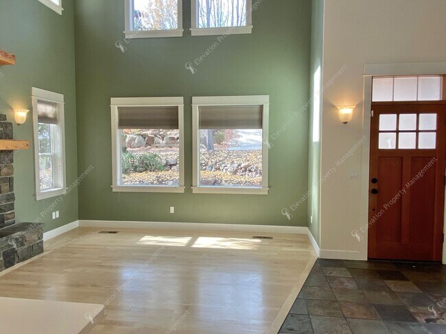 Building Photo - Light-Filled Awbrey Butte Retreat