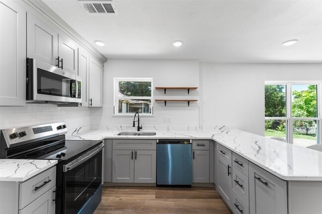 Building Photo - 2730 Gladstone Dr