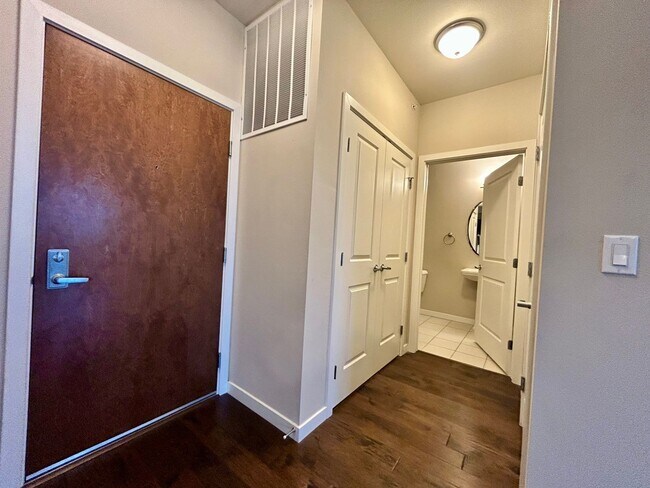 Building Photo - Top floor 2bd 2 bath condo conveniently located in Broomfield!
