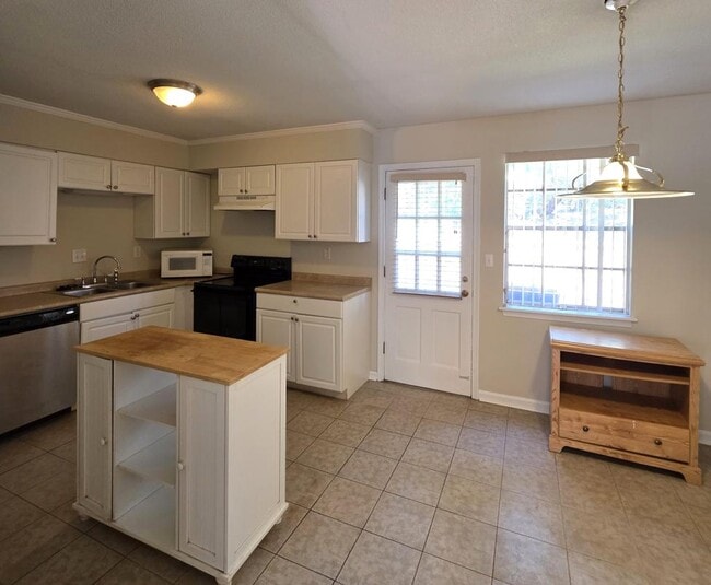Building Photo - 1002 Willow Dr