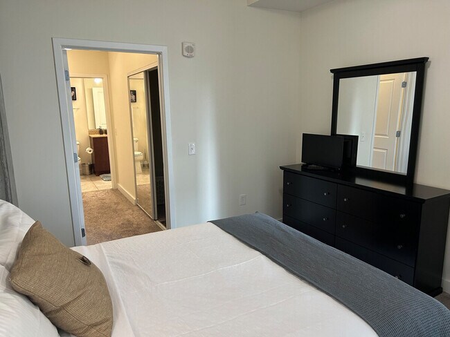 Building Photo - 400 S Tryon St