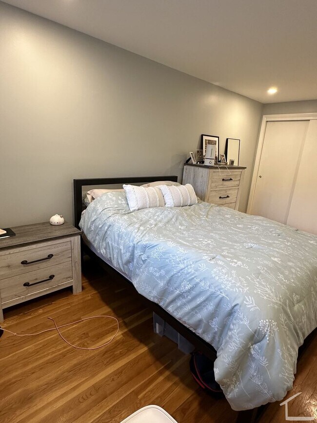 Building Photo - Luxurious 1 bed in Brighton with parking included available 9/1/26